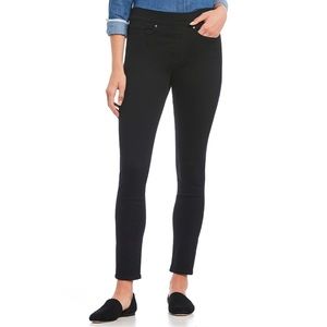 LEVI’S PULL ON SKINNY JEANS 🌸IN STORES🌸